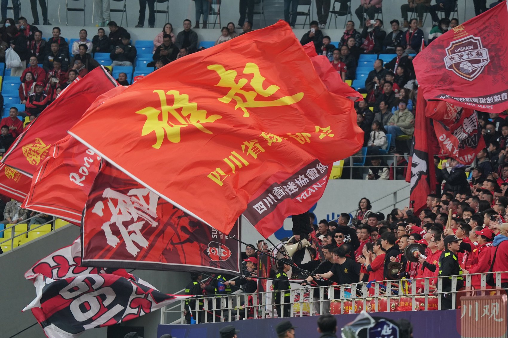 壮阔比赛场面引人入胜，球迷热情高涨的简单介绍