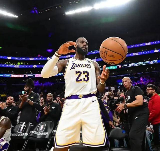 篮球皇帝詹姆斯再掀热潮,湖人再夺NBA总冠军的简单介绍
